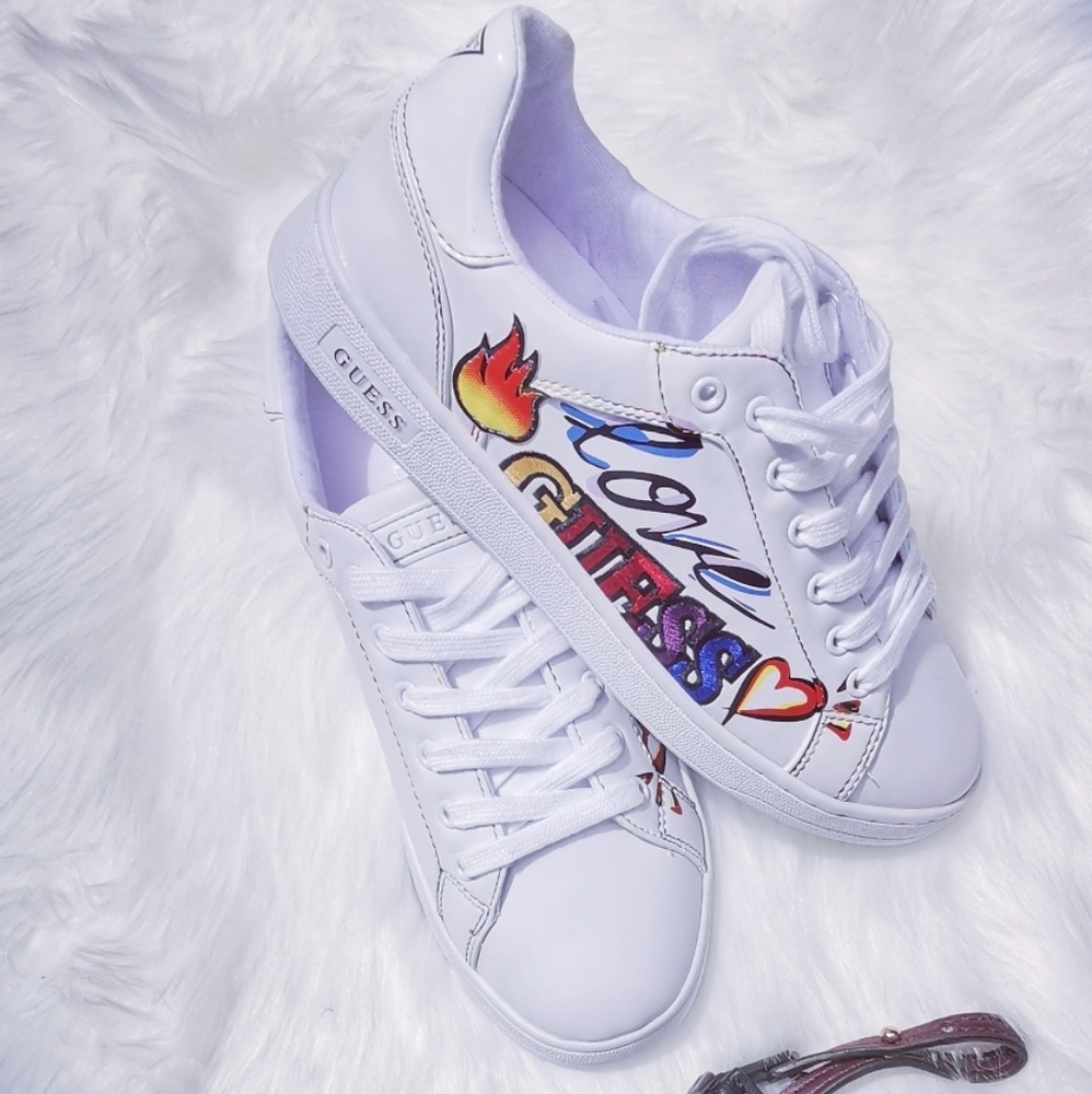 🤩SOLD- Super cute White sneakers Guess 🤩 Size 8M